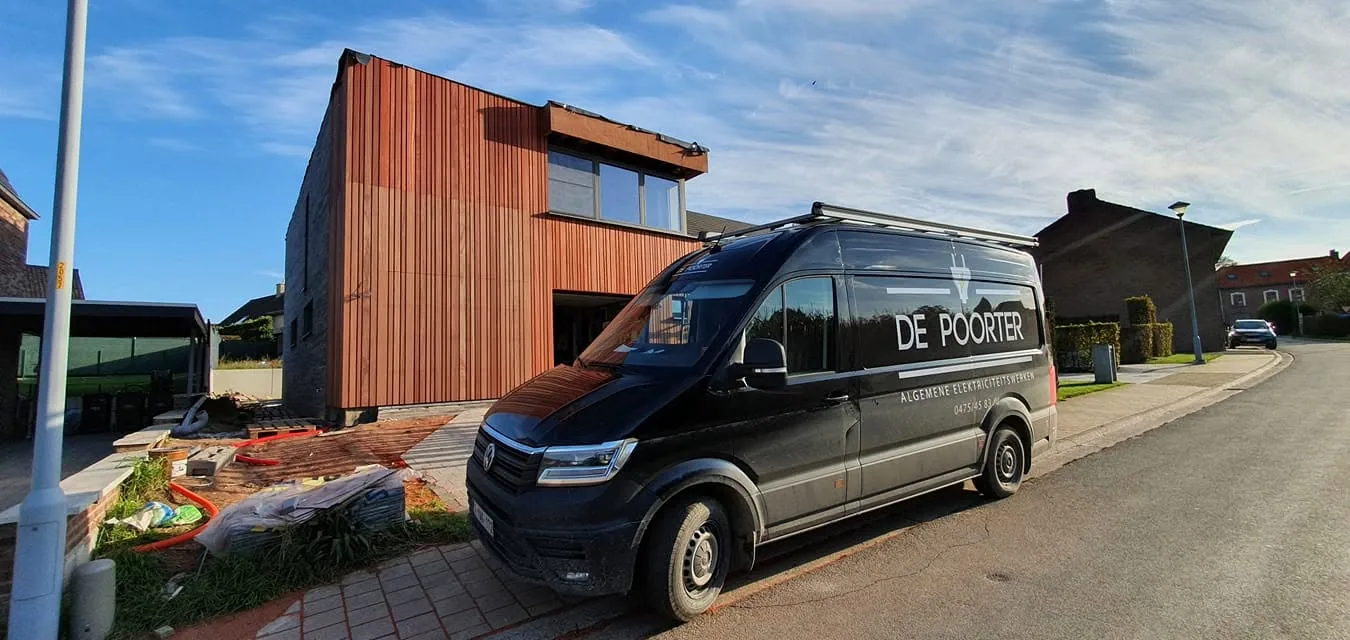 Camionet van De Poorter voor een nieuwbouwwoning met houten gevel