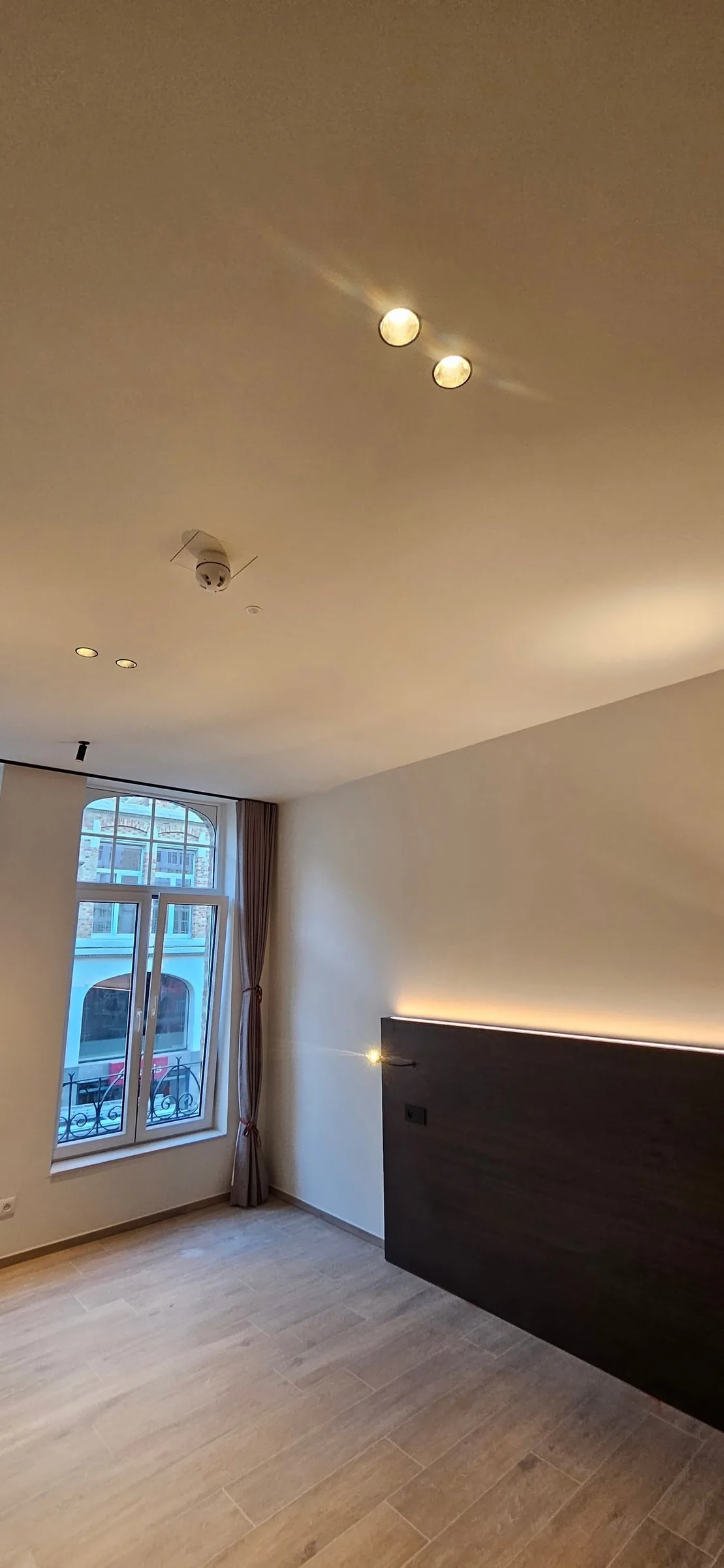 Hotelkamer met inbouwspots en ledstrip