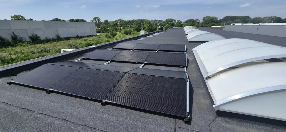 Zonnepanelen op een plat bedrijfsdak
