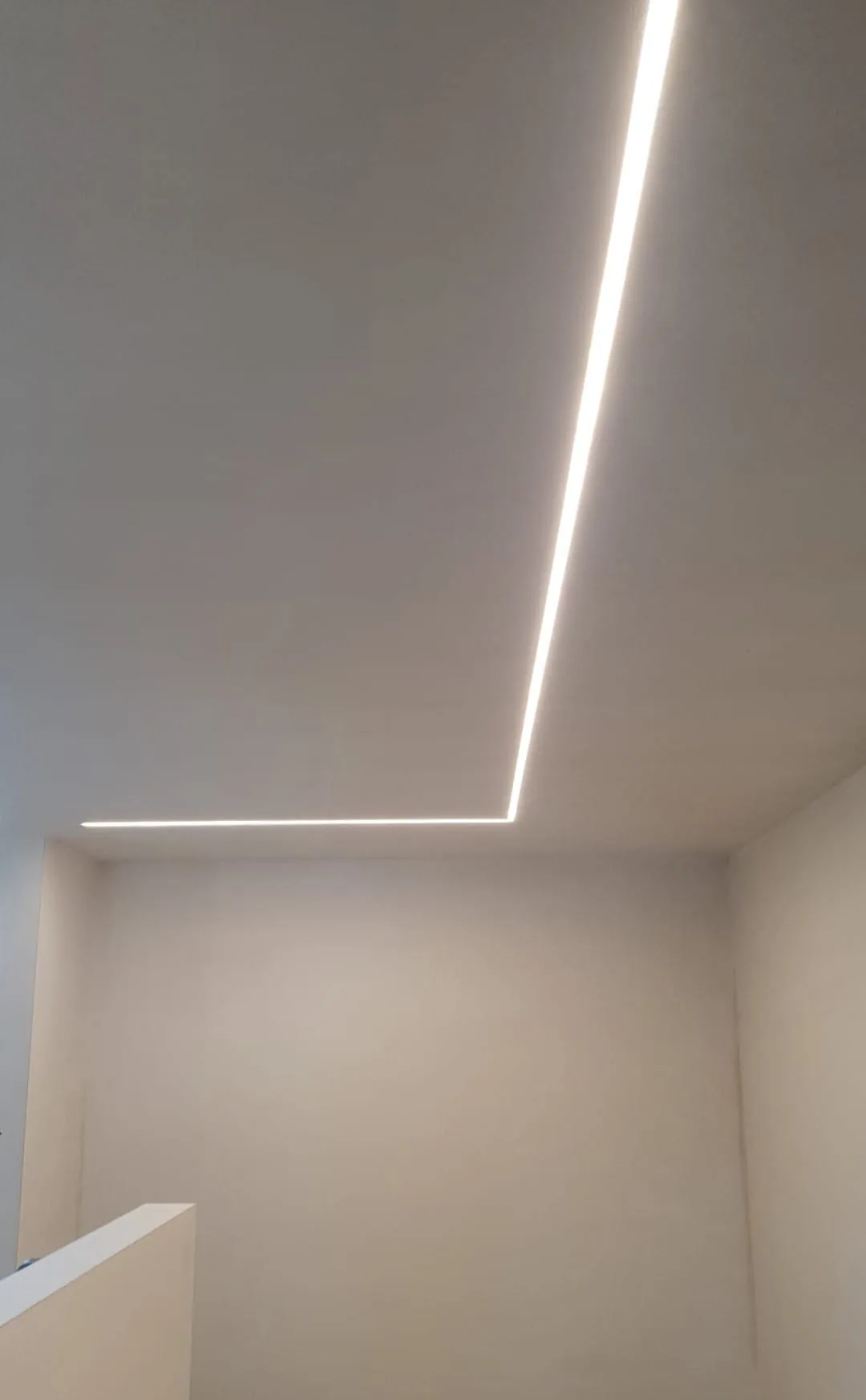 Ingewerkte ledlijn in het plafond