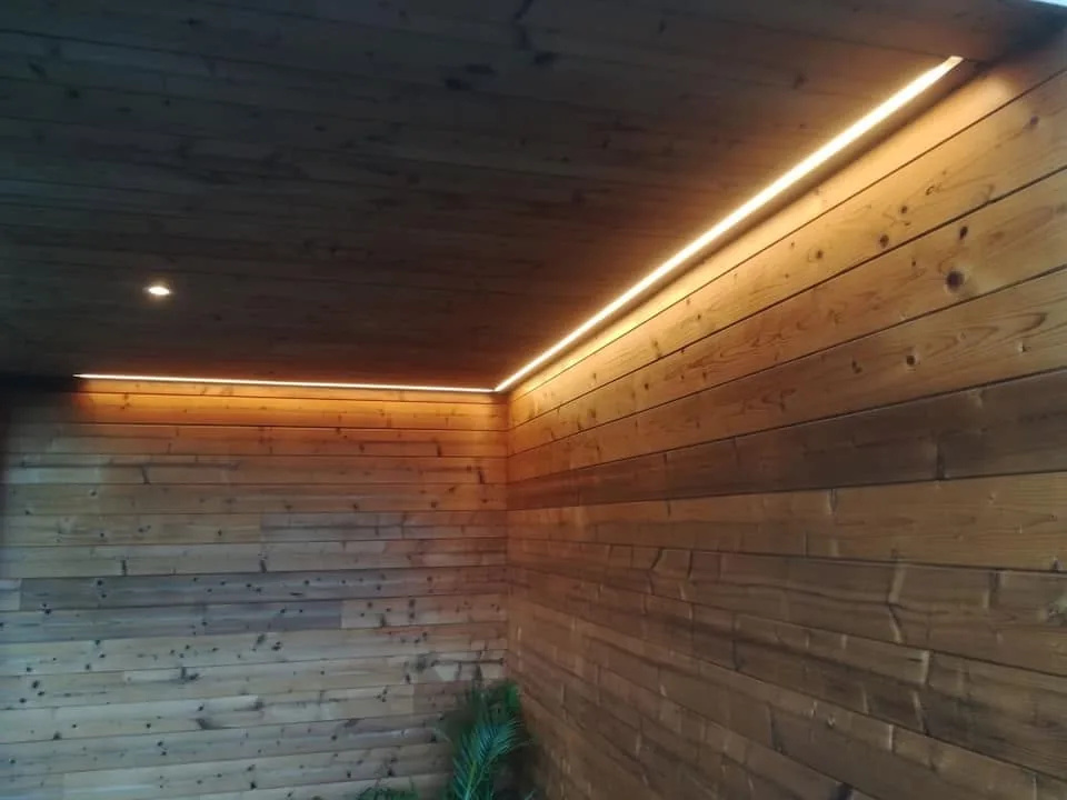 Ledstrip in een houten poolhouse