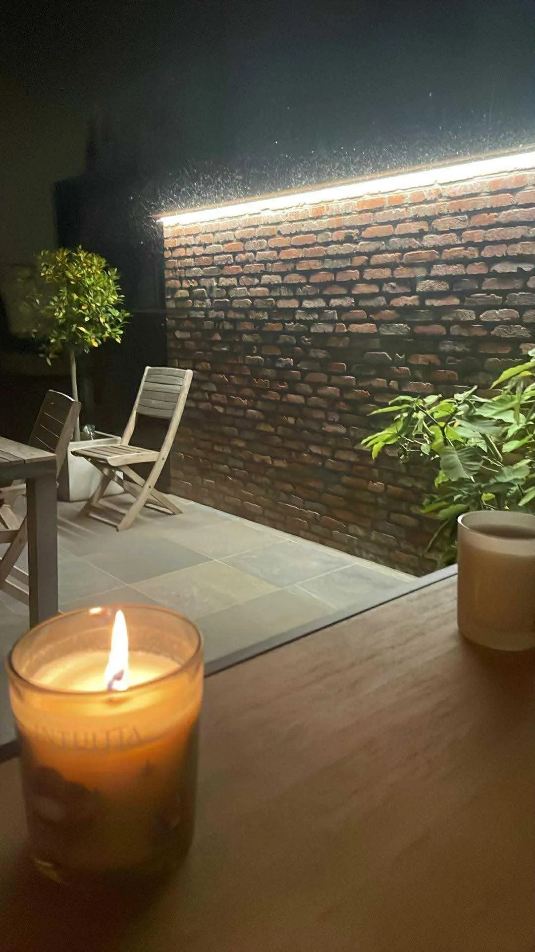 Ledverlichting langs een tuinmuur