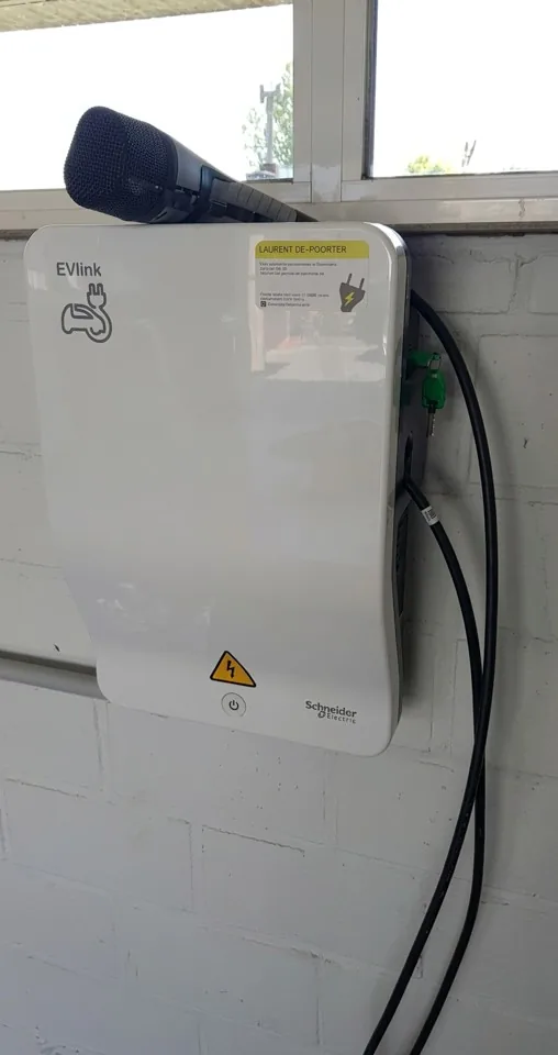 Laadpaal voor een elektrische wagen aan een gevel