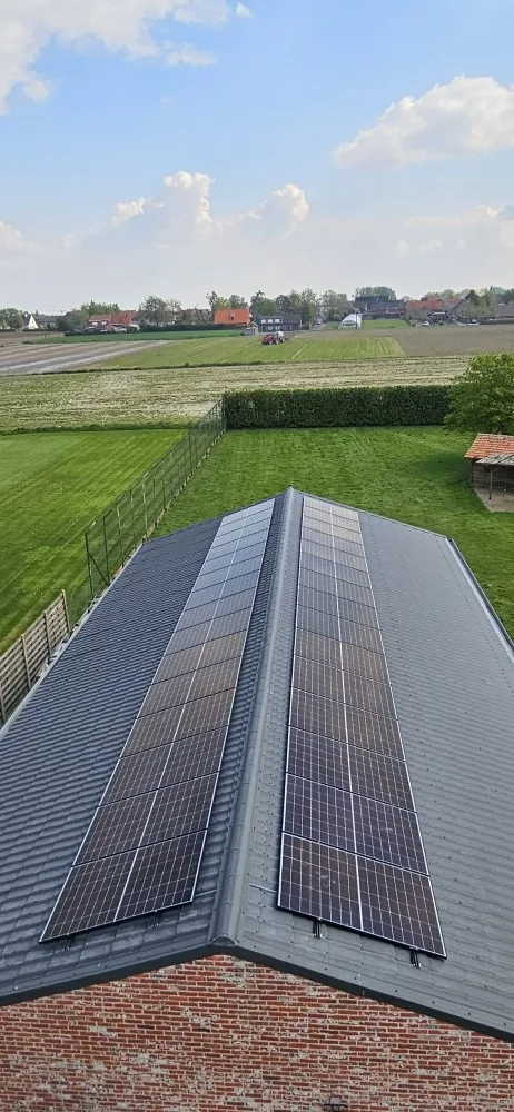 Zonnepanelen oost-west op een schuur